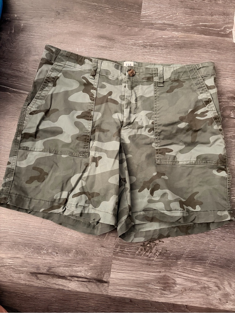 GAP Women's Camo Cargo Shorts - Olive/Tan